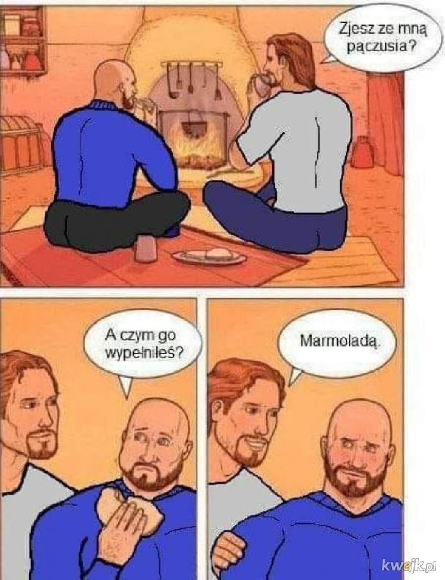 Rysunek - 3 panele. Dwóch mężczyzn siedzi na podłodze przed kominkiem
1 -Zjesz ze mną pączusia?
2 -A czym go wypełniłeś?
3 -Marmoladą